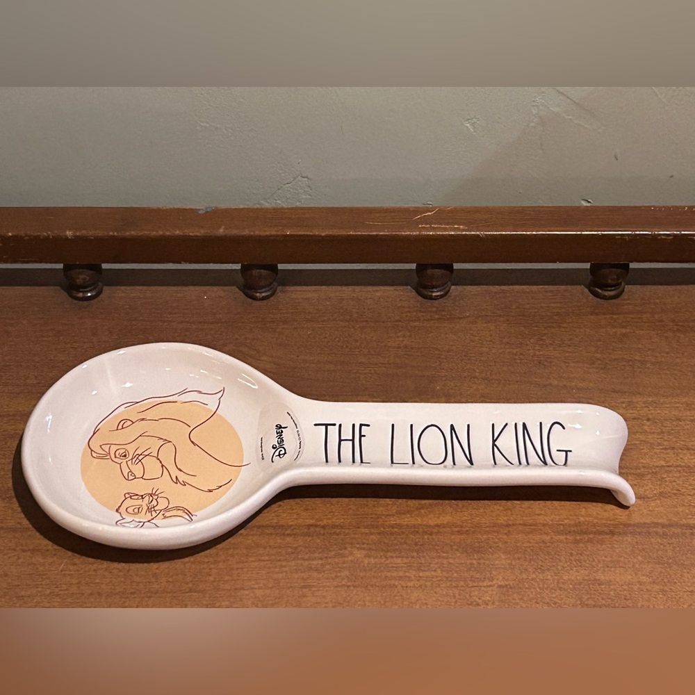 Rae Dunn Disney Collection The Lion King Handcrafted Ceramic Spoon Rest. - Picture 2 of 5